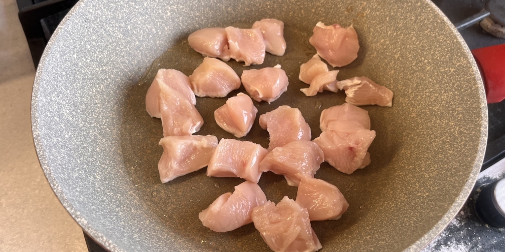 Лапша вок с курицей, овощами и грибами: Обжарьте курицу