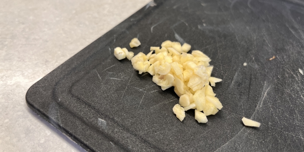 Лапша вок с курицей, овощами и грибами: Порубите чеснок