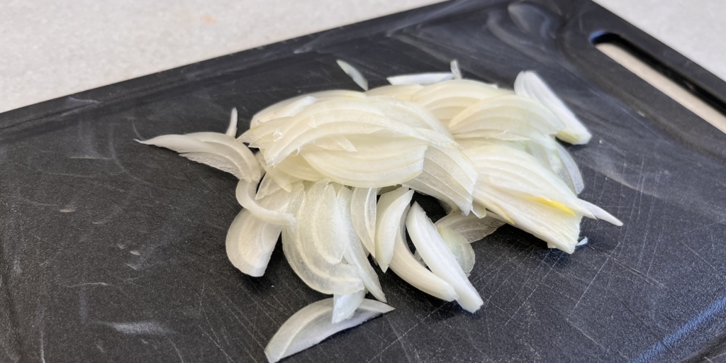 Лапша вок с курицей, овощами и грибами: Нарежьте лук