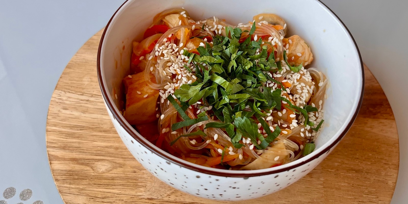 Лапша вок с курицей, овощами и грибами: Подавайте с кунжутом и петрушкой