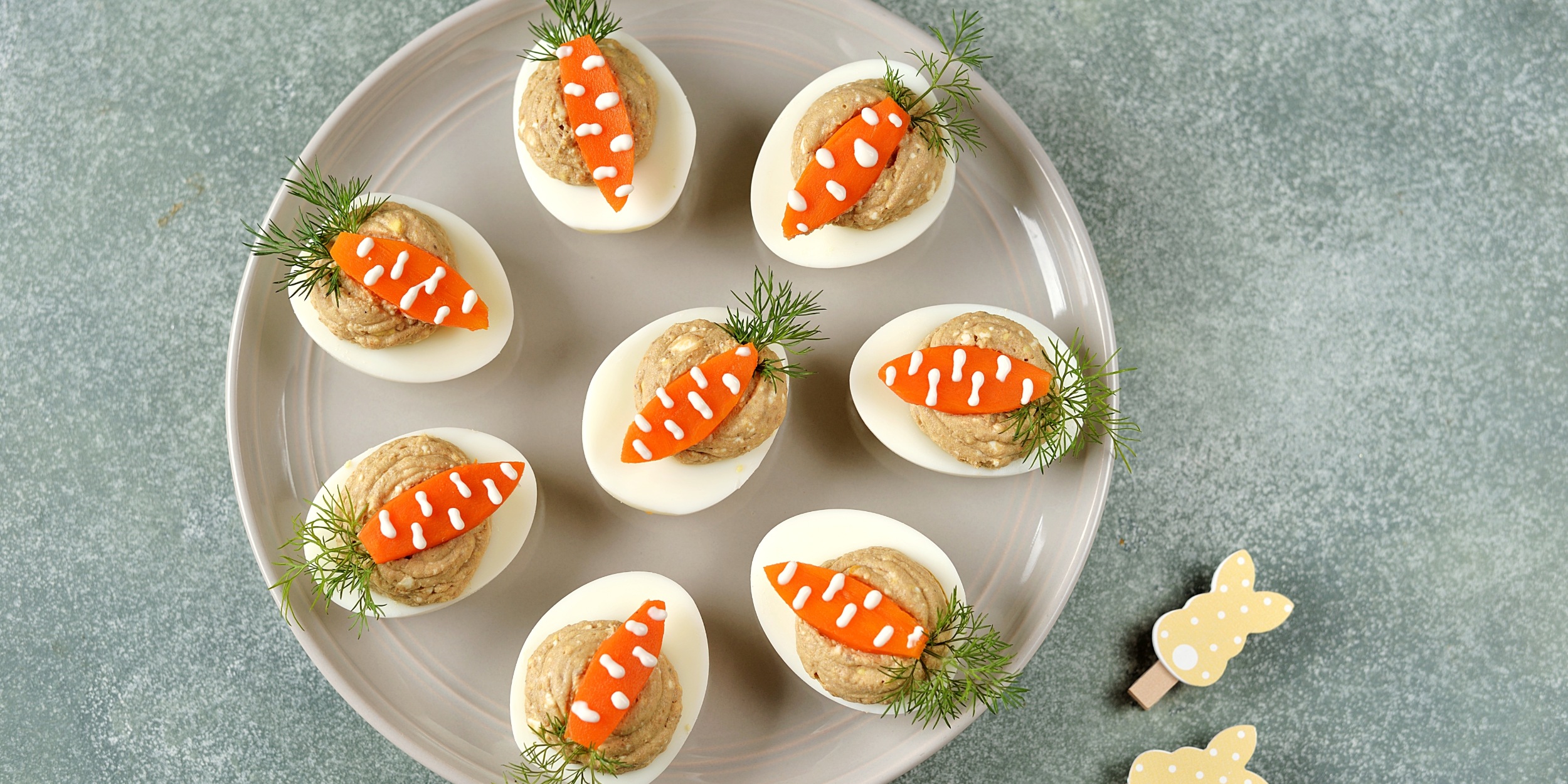 Симпатичные фаршированные яйца с печёночным паштетом: рецепт