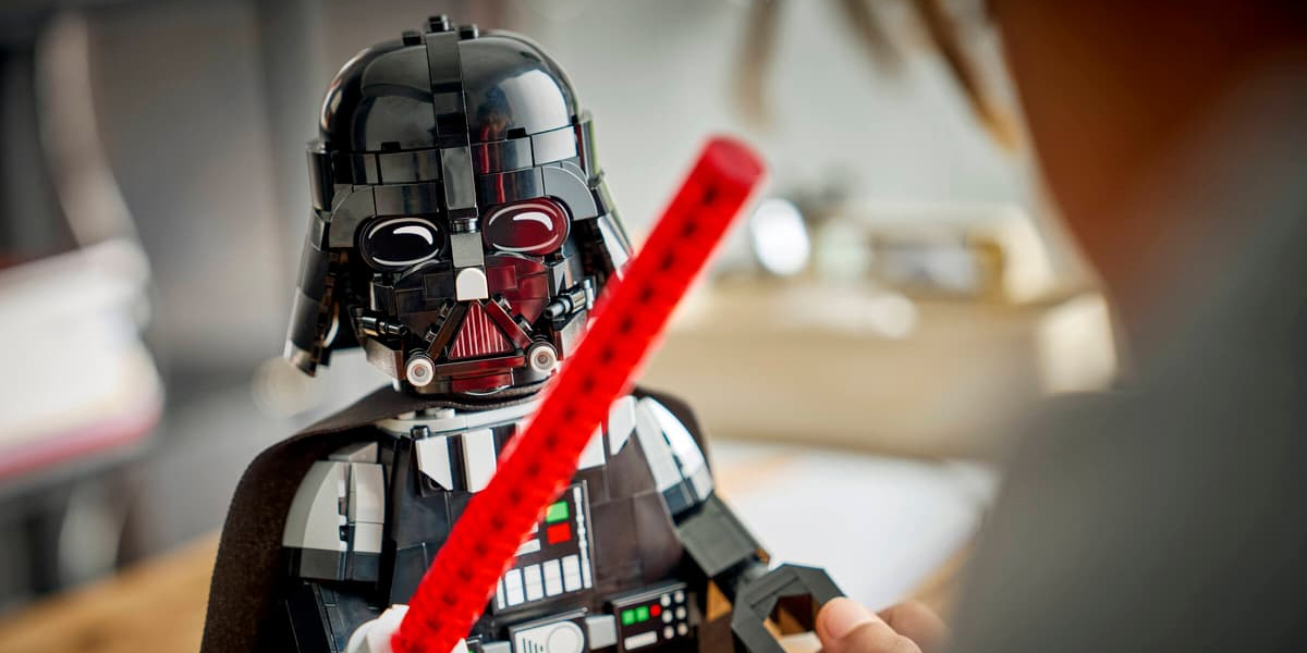 Огромный Дарт Вейдер и шлем пилота AT-RT: Lego представила 2 новых набора по «Звёздным войнам»
