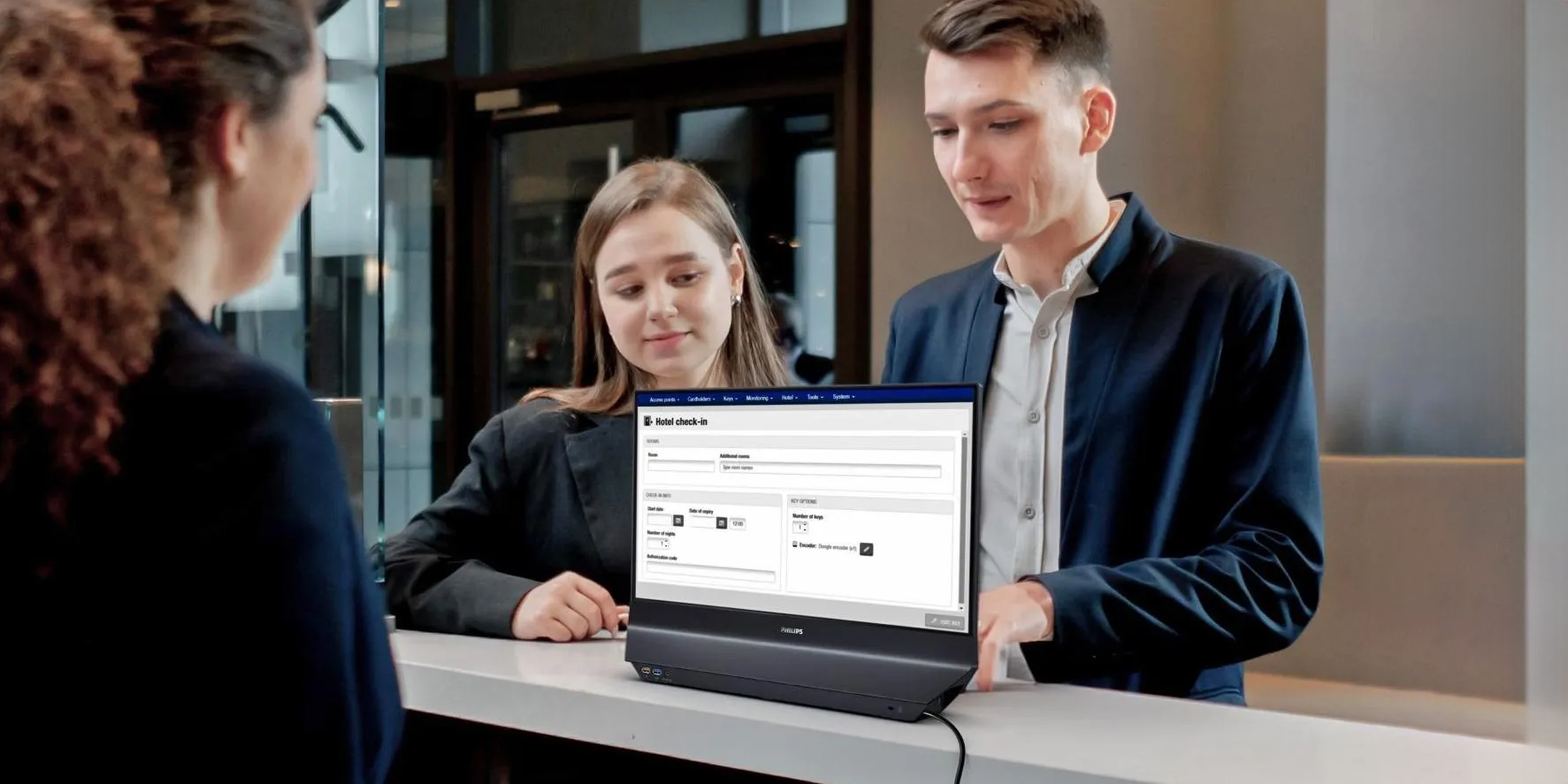 Для важных переговоров: Philips показала монитор, который выводит одну и ту же картинку с двух сторон