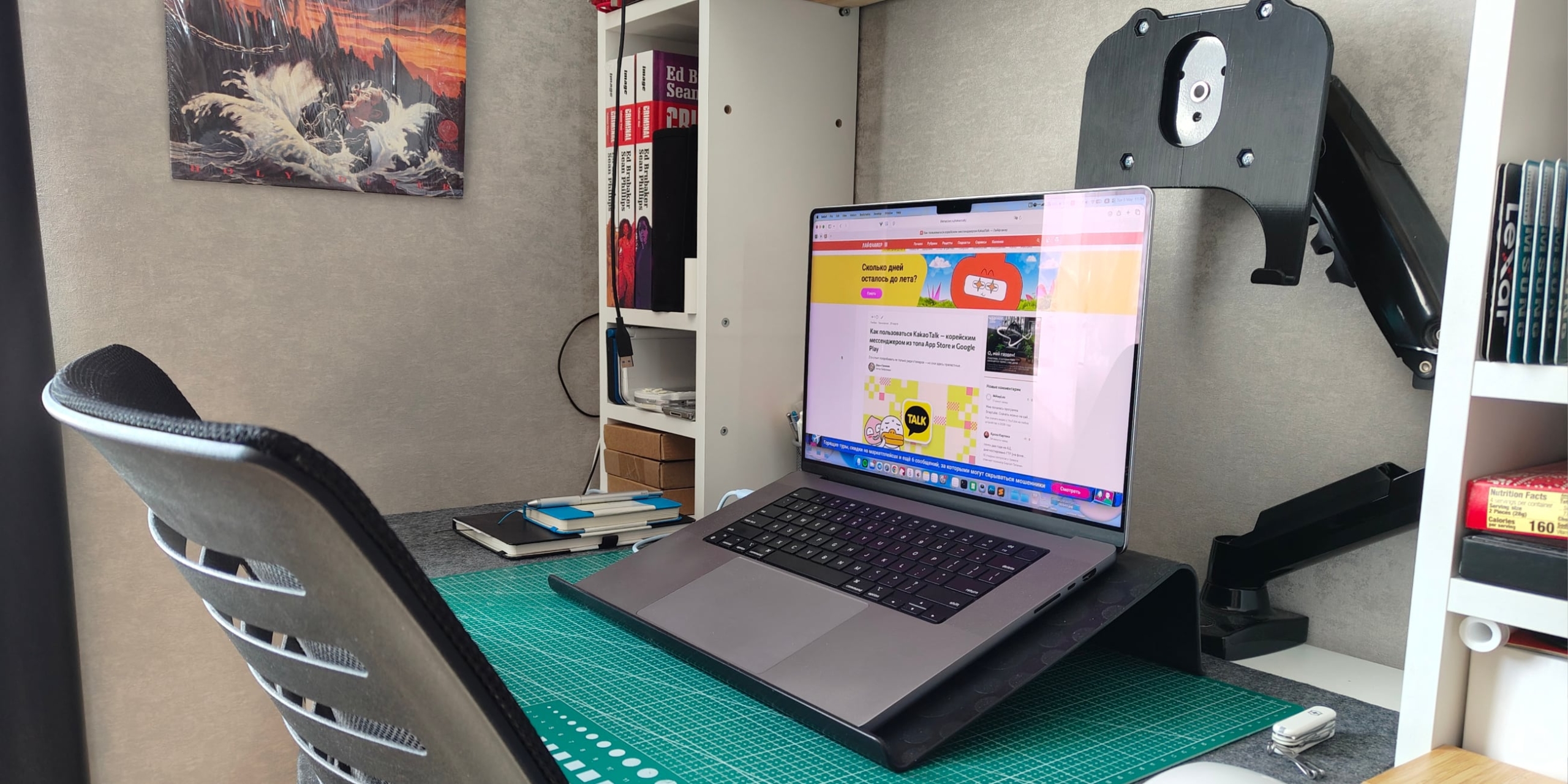 Как сделать из ноутбука ПК: так выглядит MacBook на подставке