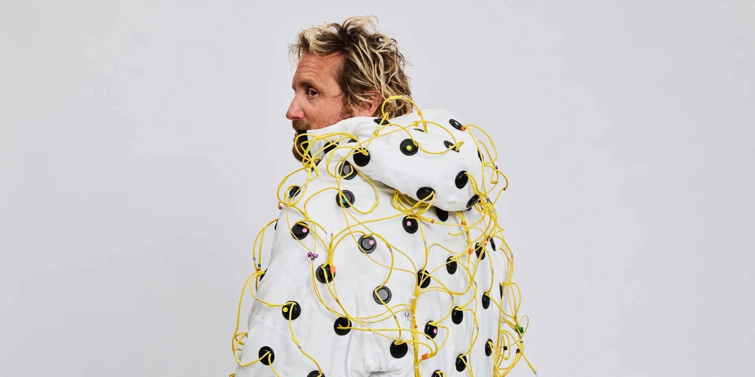 Технологическое чудовище: Vollebak показала куртку Sonic Jacket со 180 динамиками и MP3-плеером