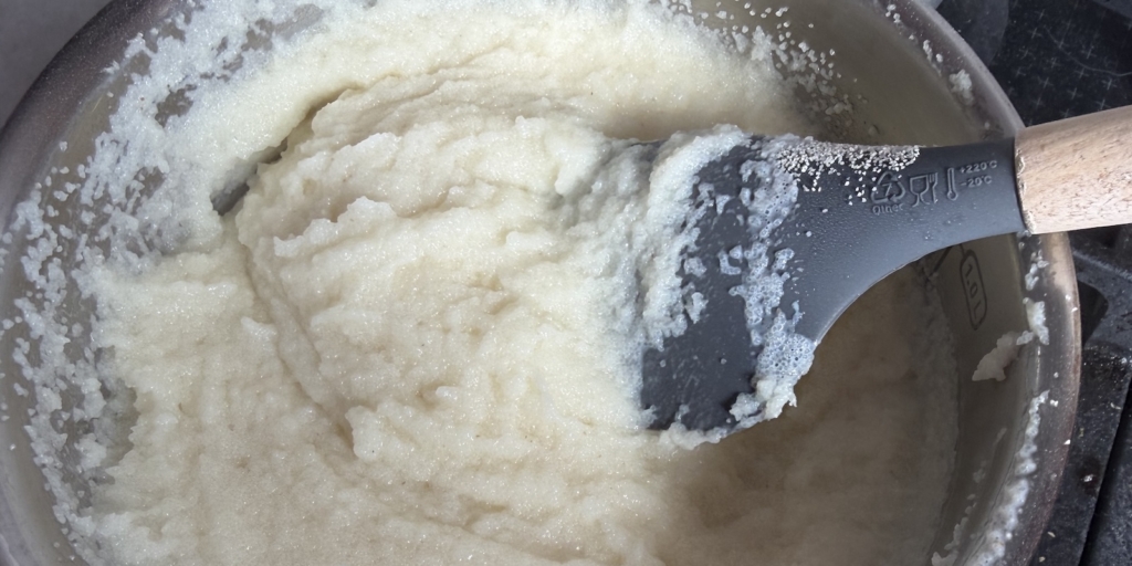 Гурьевская каша с курагой и грецкими орехами, рецепт: Сварите манную кашу