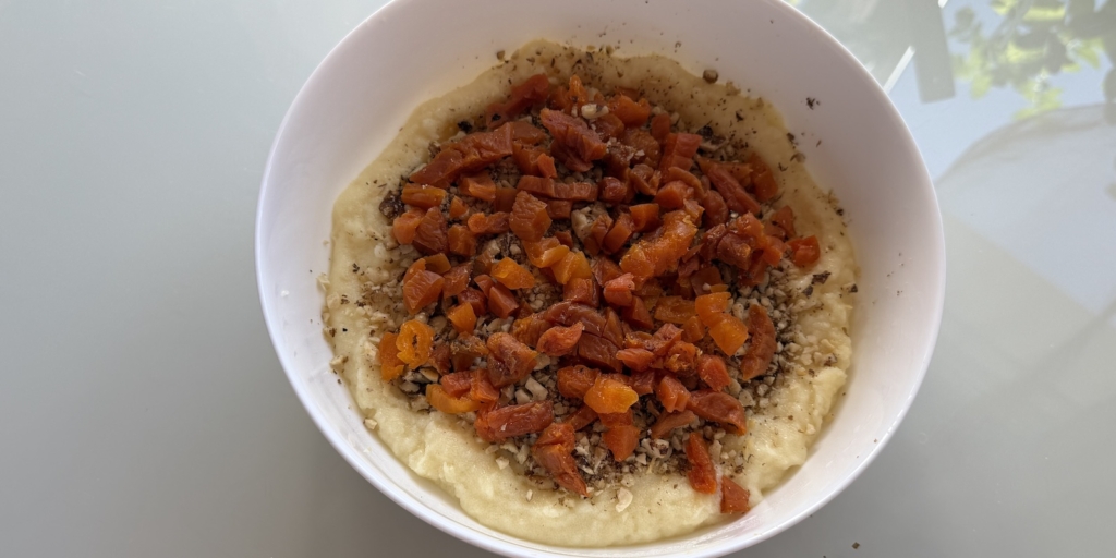 Гурьевская каша с курагой и грецкими орехами, рецепт: Добавьте начинку