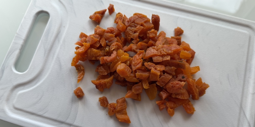 Гурьевская каша с курагой и грецкими орехами, рецепт: Нарежьте курагу