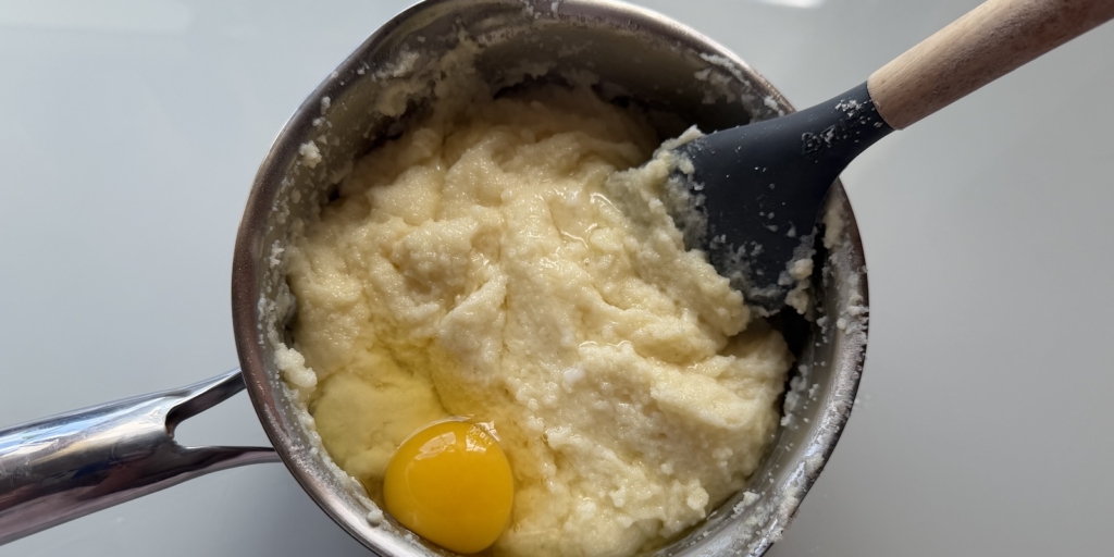 Гурьевская каша с курагой и грецкими орехами, рецепт: Введите яйца