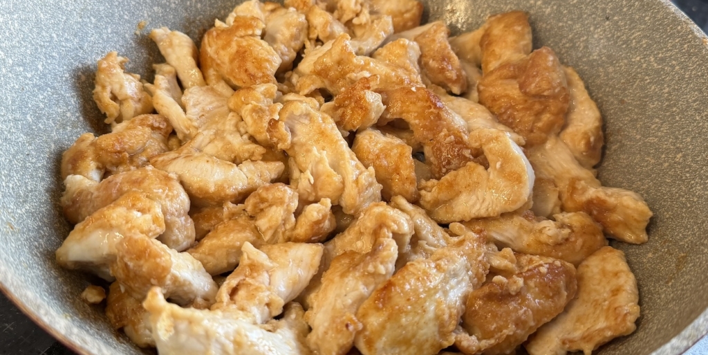 Курица по-азиатски со сладким перцем: Обжарьте курицу