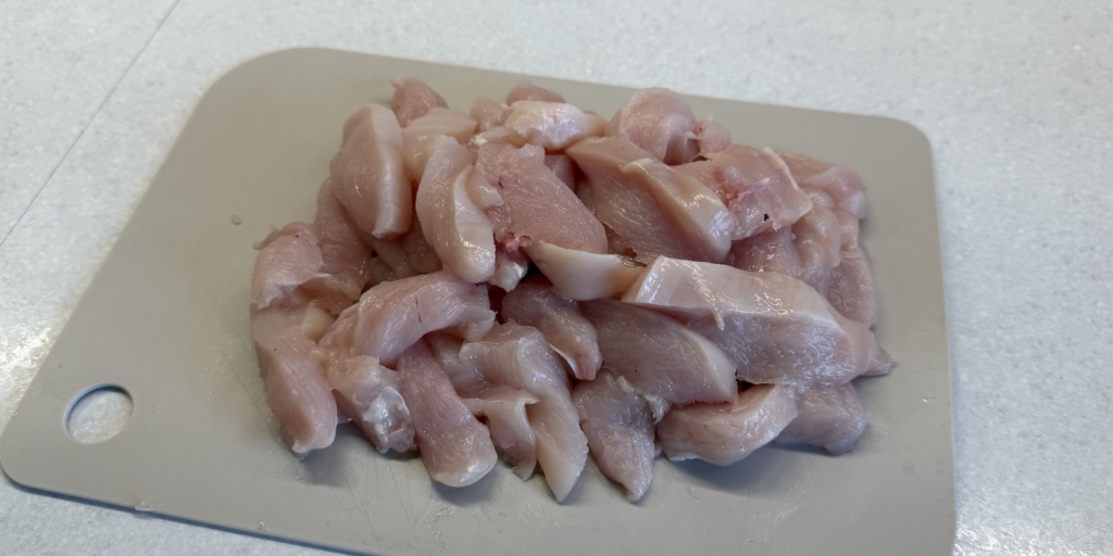 Курица по-азиатски со сладким перцем: Нарежьте курицу