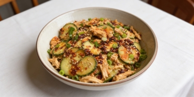 Тайский салат с варёной курицей, огурцами и зелёным луком