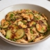 Тайский салат с&nbsp;варёной курицей, огурцами и&nbsp;зелёным луком
