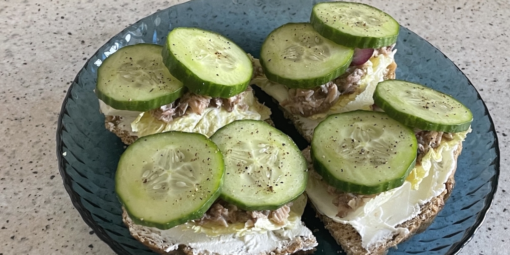 Бутерброды с тунцом, творожным сыром, пекинской капустой и огурцом Рецепт белкового завтрака: бутерброды с тунцом, творожным сыром, пекинской капустой и огурцом