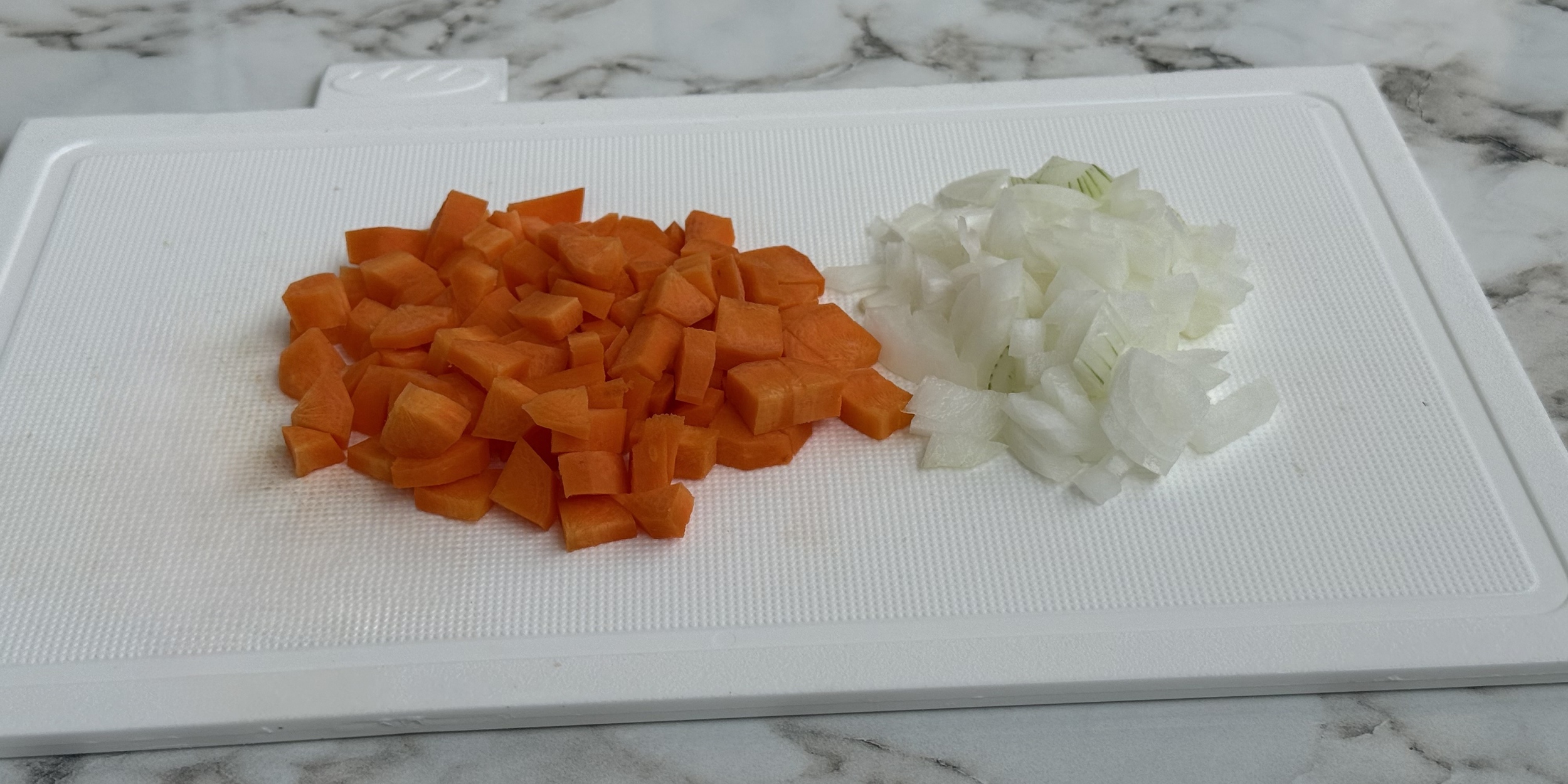 Нарежьте морковь и лук кубиком для ПП-паштета