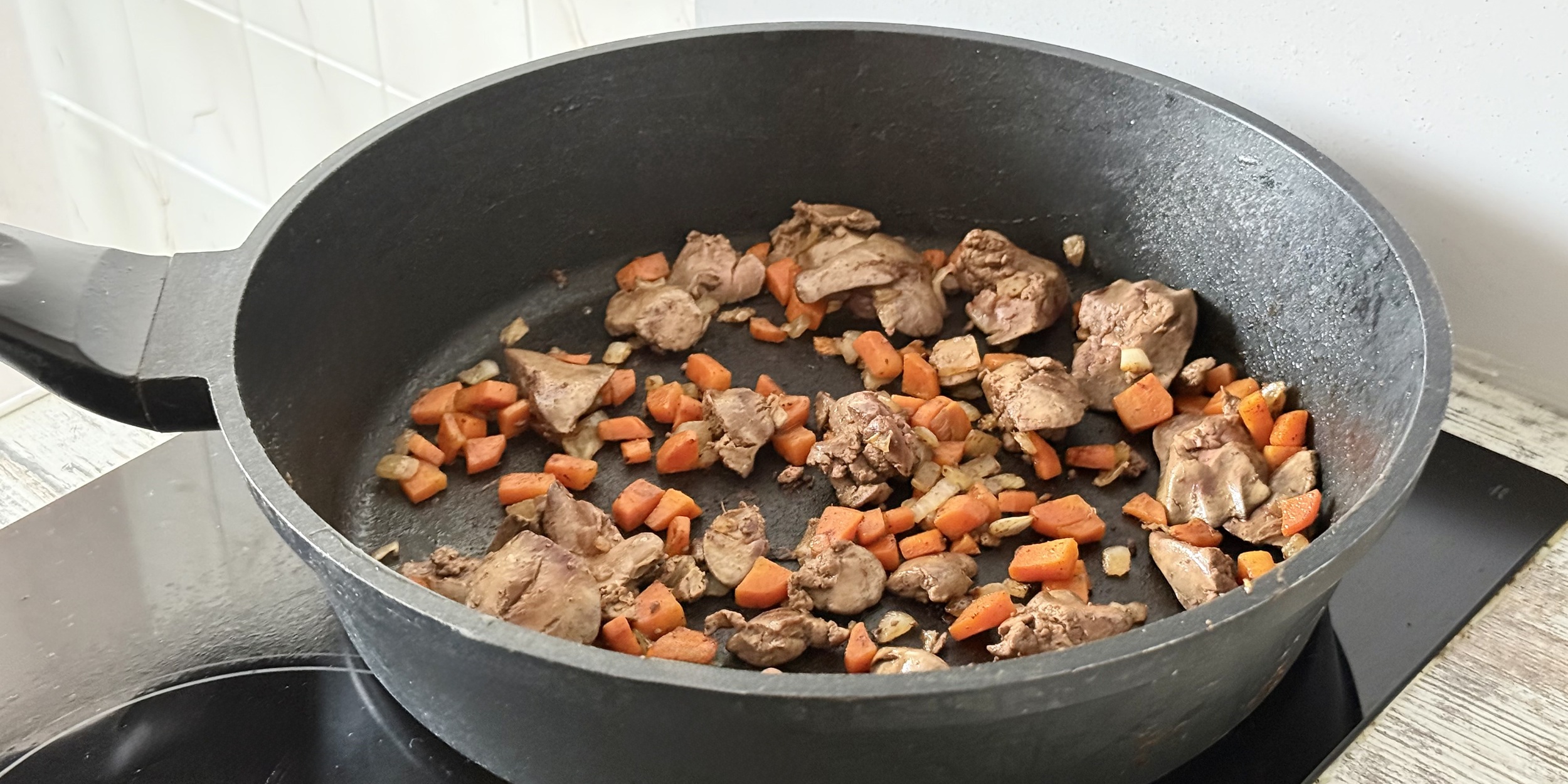 Обжарьте печень с овощами для ПП-паштета