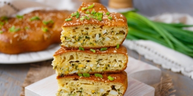 Простой заливной пирог со щавелём, зелёным луком и яйцами