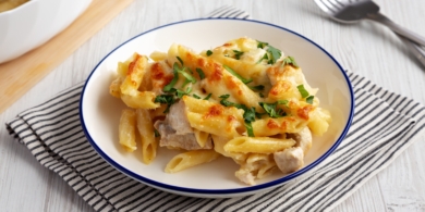 Запечённая паста альфредо с курицей и сыром
