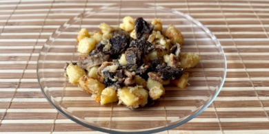 Жареные сморчки с картошкой на сковороде