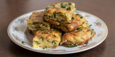 Простой творожный пирог со шпинатом, сыром и яйцами