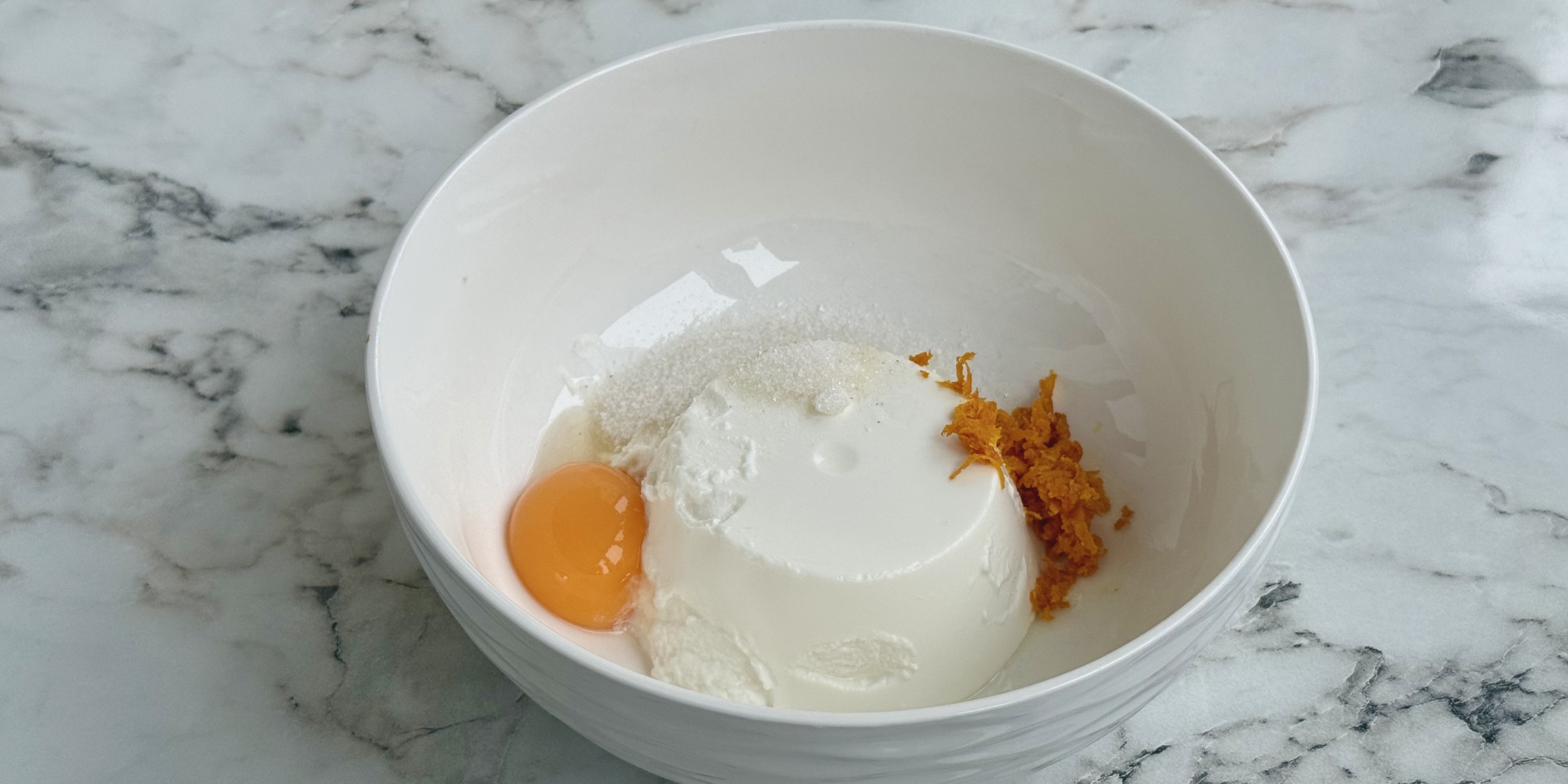 Рецепт сырников с рикоттой: к сыру добавили желток, соль и сахар
