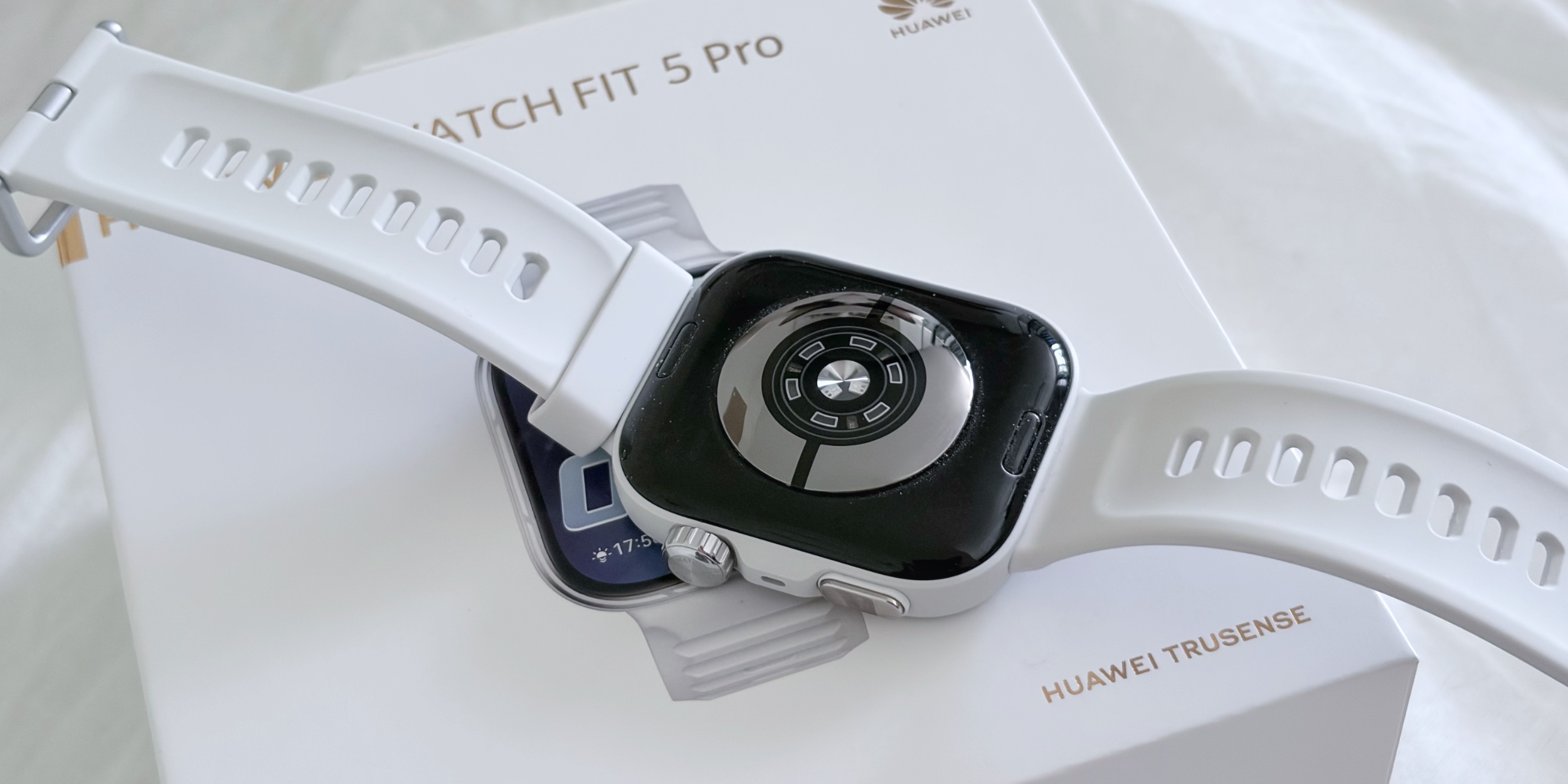 Дизайн Обзор Huawei Watch Fit 5 Pro: задняя панель