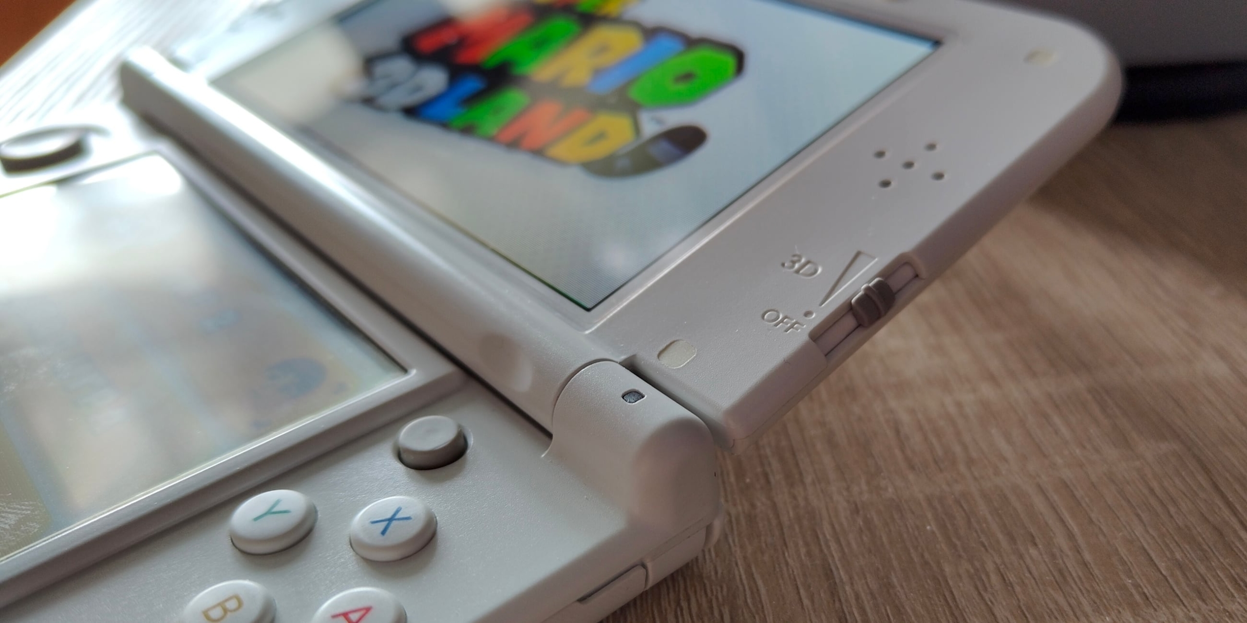 Nintendo 3DS: органы управления на правой стороне приставки