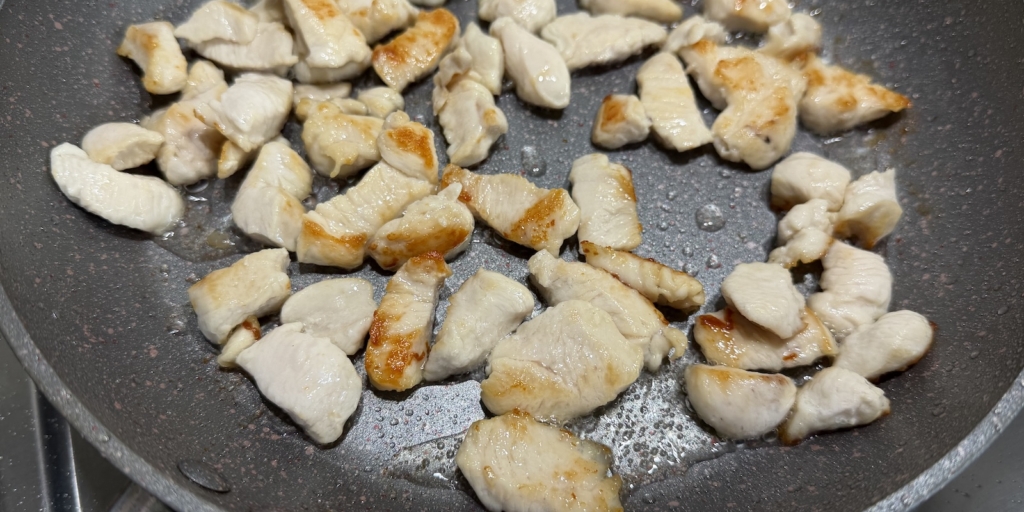Обжарьте курицу Макароны с курицей и грибами в сливочном соусе, рецепт: Обжарьте курицу