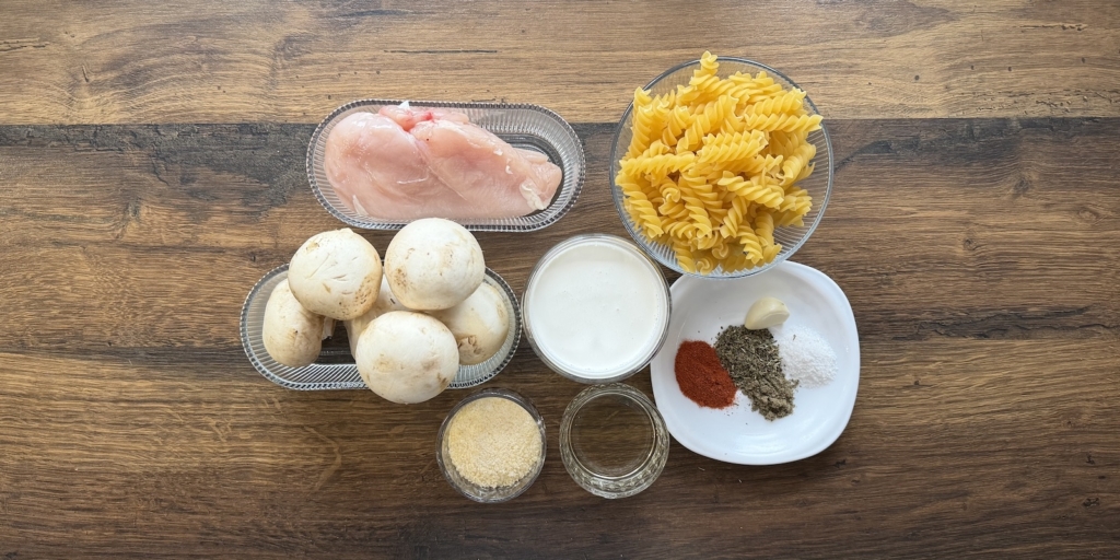 Подготовьте все ингредиенты Макароны с курицей и грибами в сливочном соусе, рецепт: Подготовьте все ингредиенты