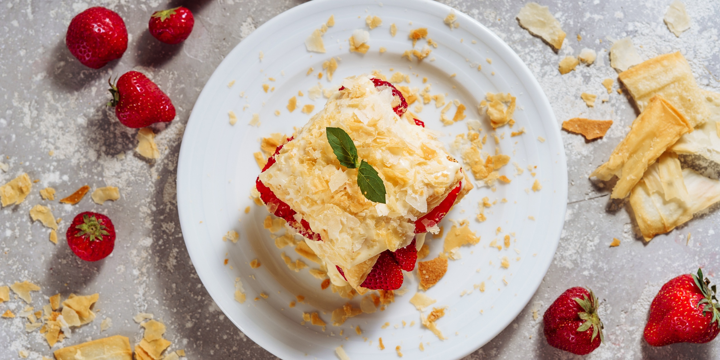 Вкусный «Наполеон» из теста фило с клубникой за 30 минут: рецепт