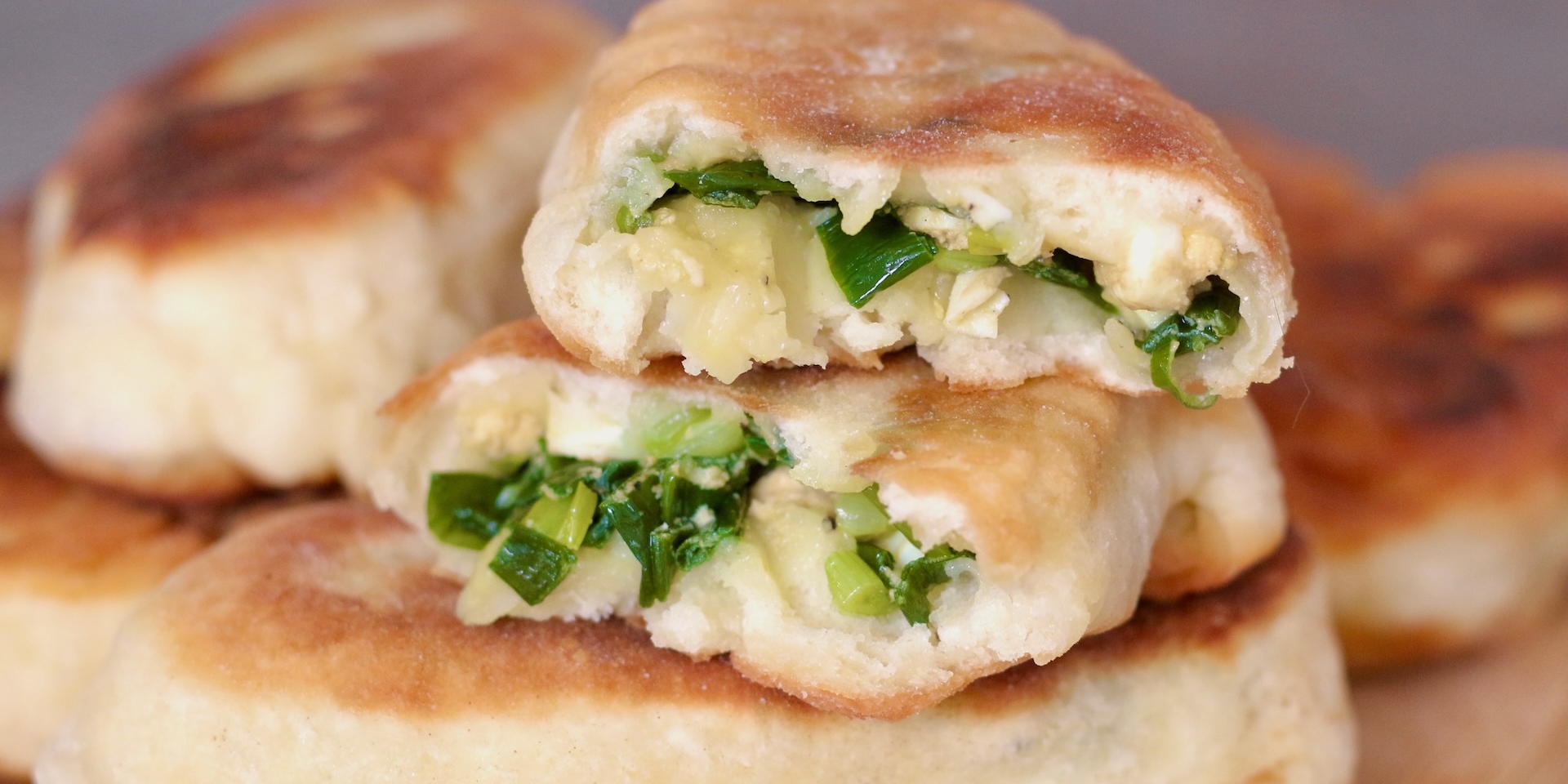 Быстрые бездрожжевые пирожки с луком и яйцом