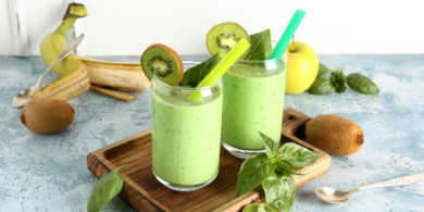 Действительно вкусный смузи из киви, шпината и орехов за 5 минут