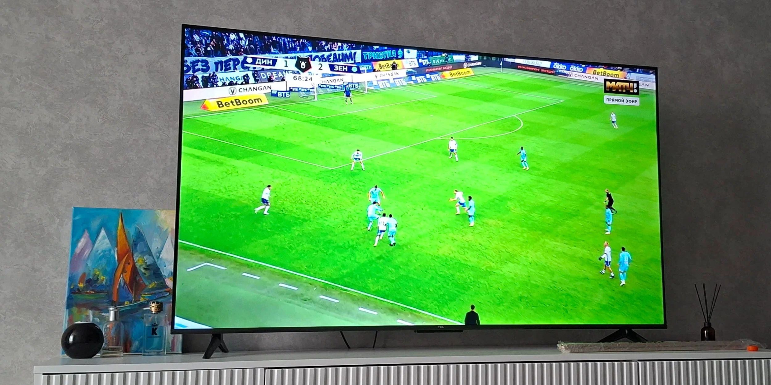 Телевизор от TCL с ярким 4K-экраном