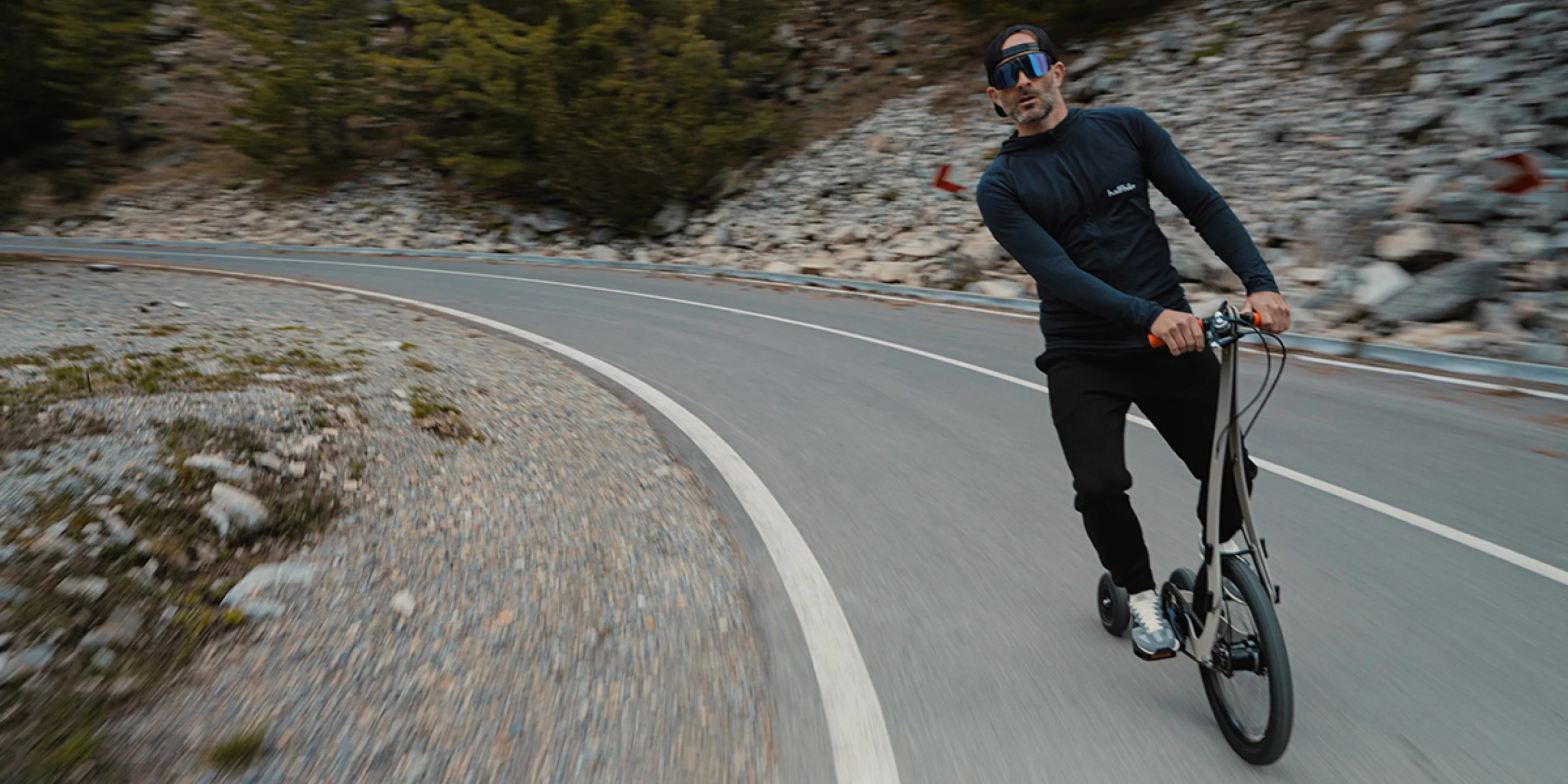 Halfbike представила складной велосипед без седла — на нём нужно ездить стоя