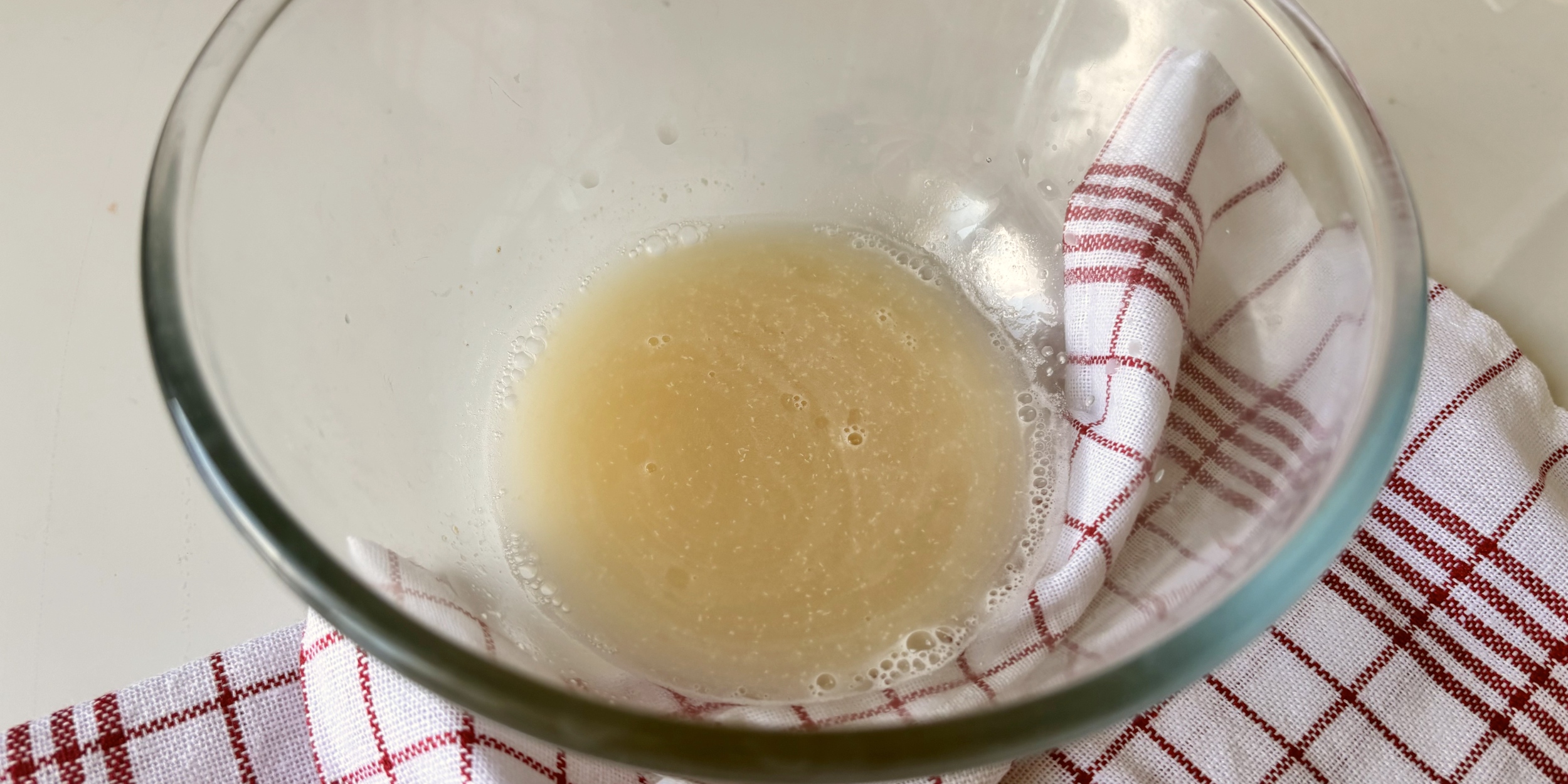 Тёплая вода, сахар и дрожжи для теста на хачапури