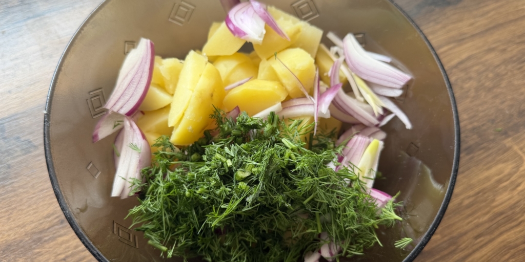 Пикантный картофельный салат с нежной яичной заправкой