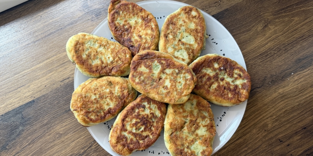 Ленивые картофельные пирожки с зеленью