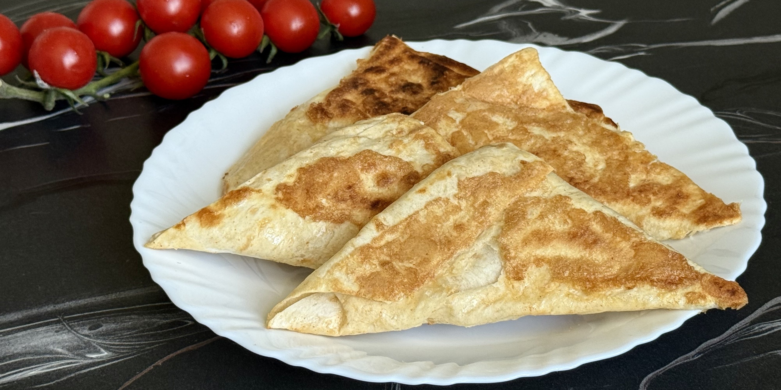 Готовые конвертики из лаваша с ветчиной и сыром