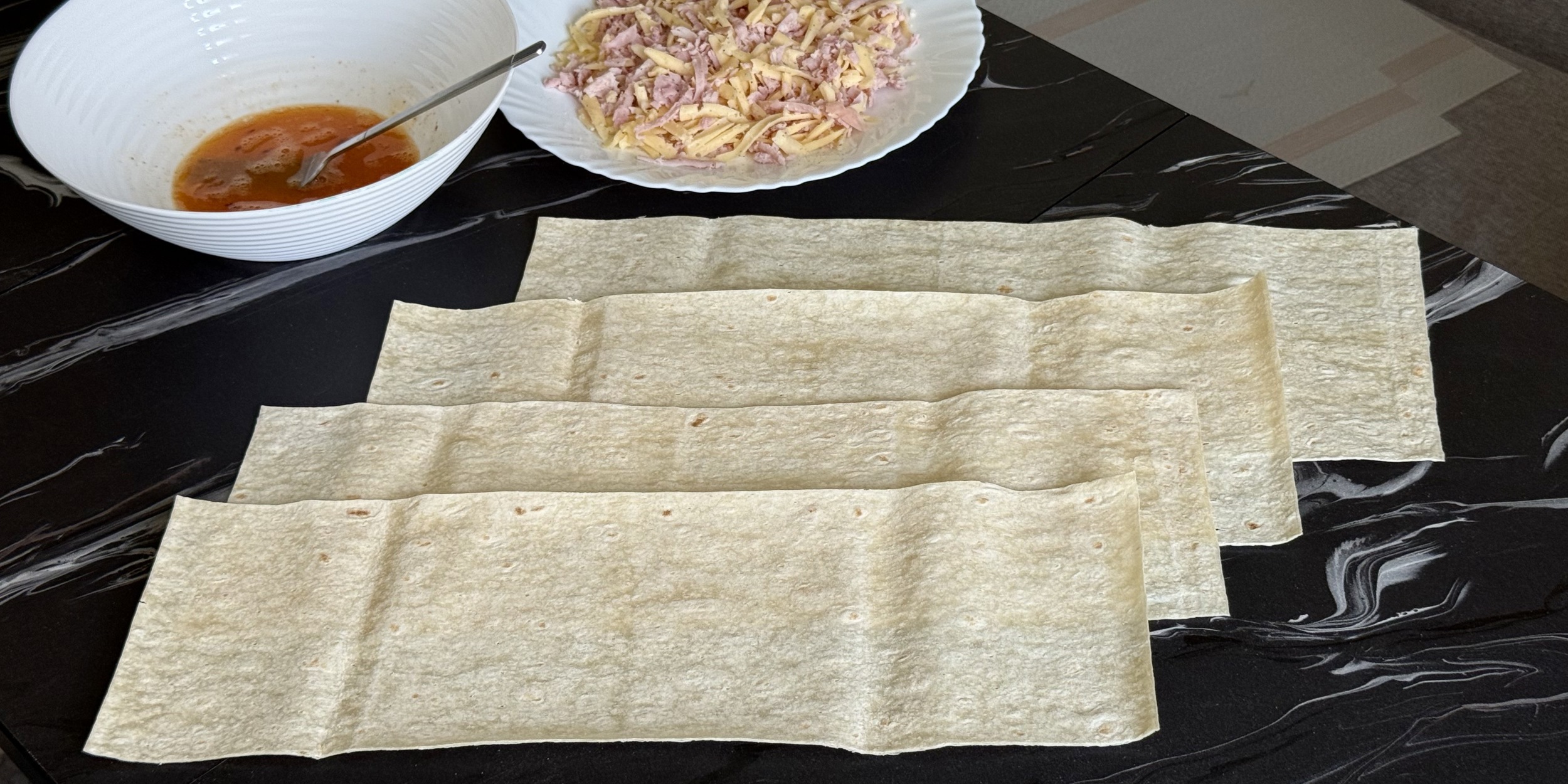 Нарежьте лаваш для треугольников с ветчиной и сыром