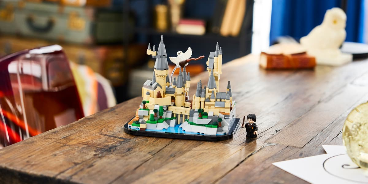 Lego представила самый маленький Хогвартс в истории — с Тайной комнатой и Зеркалом Еиналеж