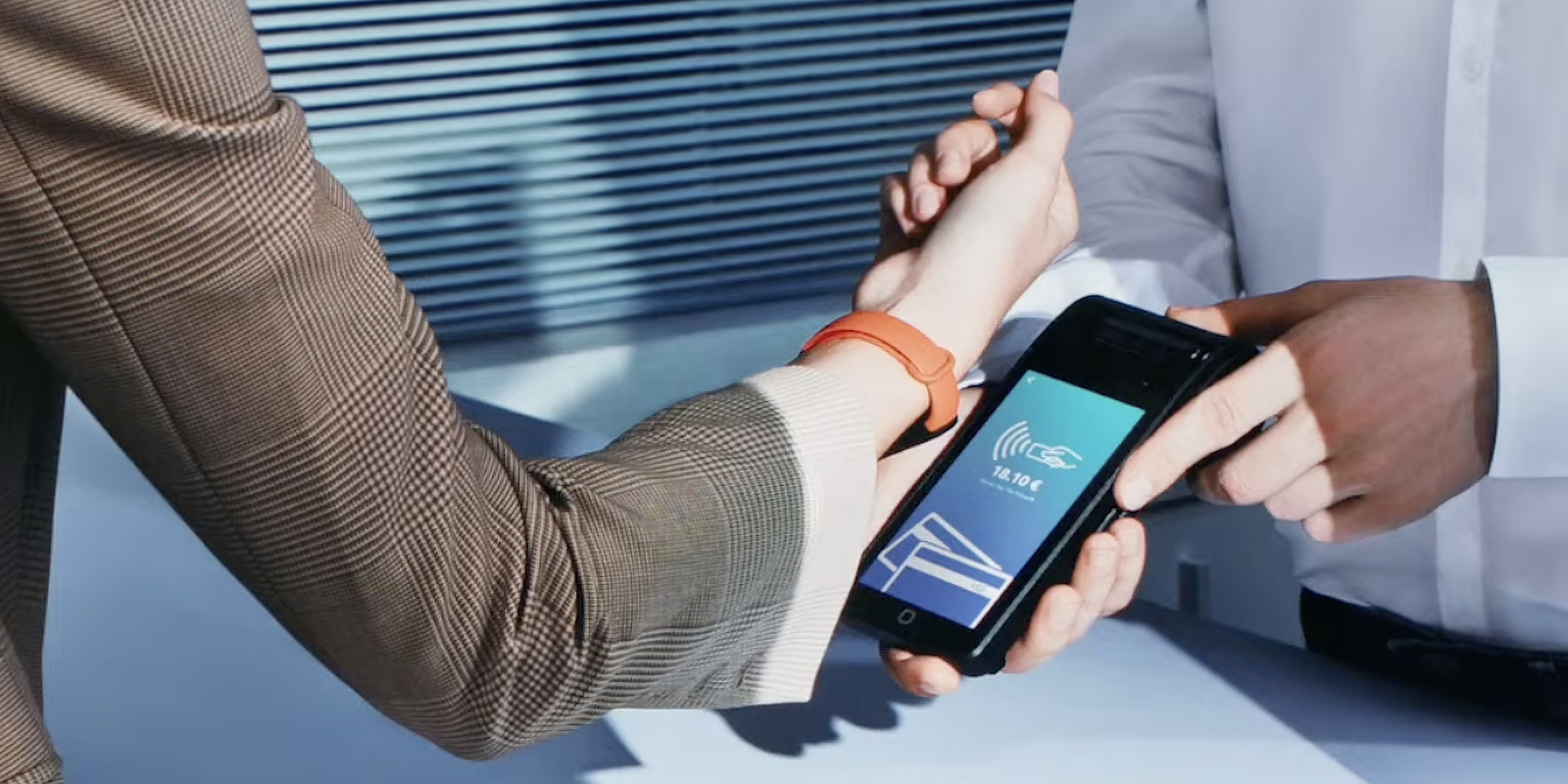 С Xiaomi Mi Band 6 с NFC когда-то можно было расплачиваться в России Чем фитнес-браслет отличается от смарт-часов: с Xiaomi Mi Band 6 с NFC когда-то можно было расплачиваться в России