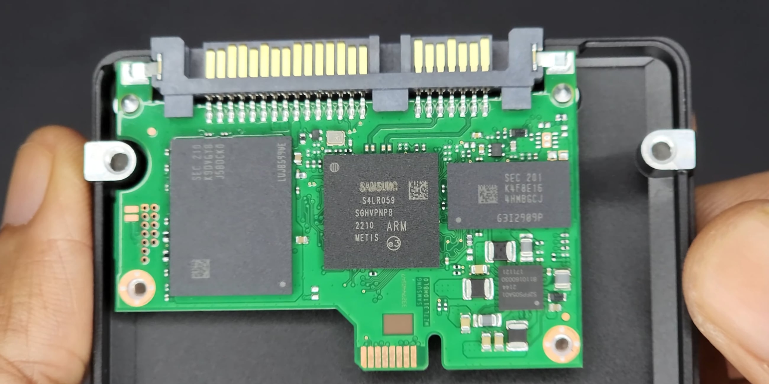Что лучше — SSD или HDD. Плата SSD с чипами памяти и контроллером