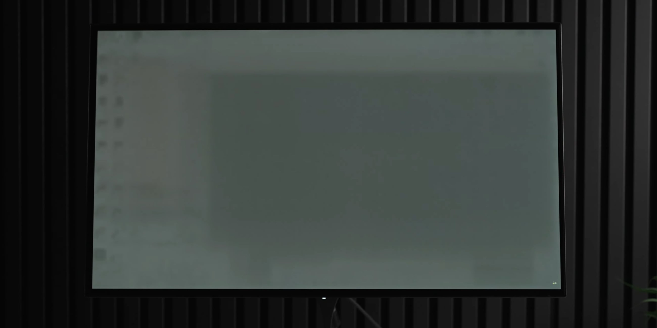 Следы иконок рабочего стола и окна на выгоревшем OLED-дисплее