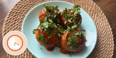 Ужин за 20 минут: сочные тефтели из индейки в сметанно-томатном соусе