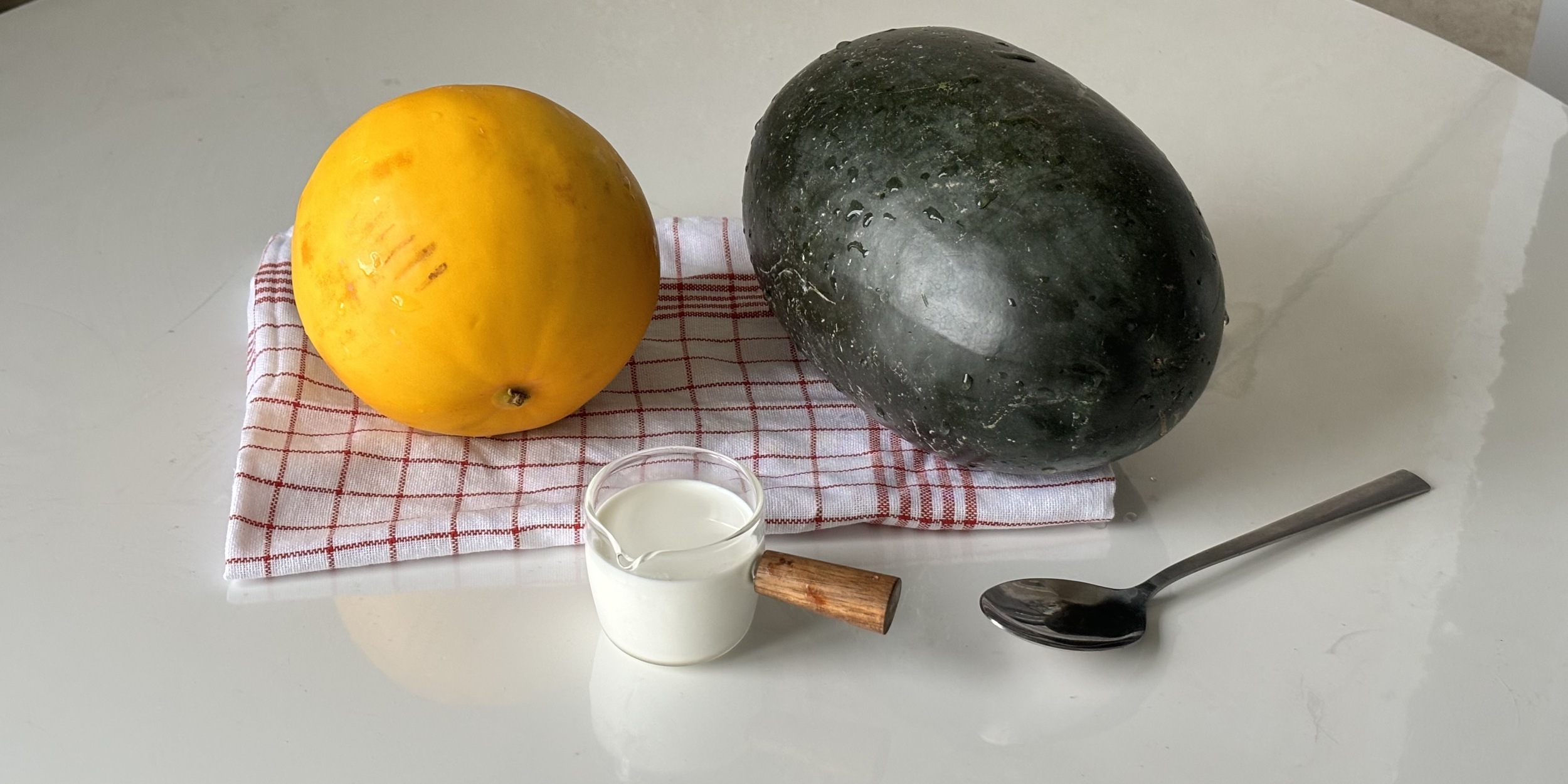 Ингредиенты для мороженого в арбузе и дыне
