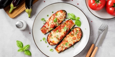 Баклажаны по-французски с помидорами и сыром