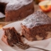Шоколадный пирог с яблоками, финиками и орехами