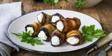 Ароматные и сочные рулетики из баклажанов с фетой и кинзой