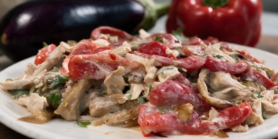 Трендовый салат с баклажанами, курицей и жареным перцем
