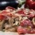 Трендовый салат с&nbsp;баклажанами, курицей и&nbsp;жареным перцем